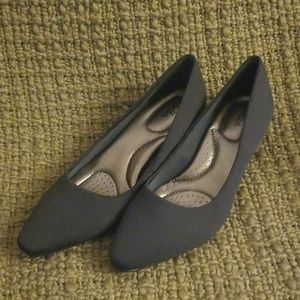 NWOT Abella Navy fabric kitten heels